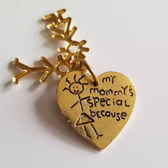 Relisted -My Mommy's special because she plays with me heart pendant - Picture 6 of 7
